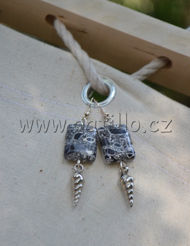 černý marble kámen s ulitou